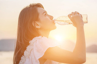 早上喝水对健康有利，每天坚持早起喝水的人，这5大好处少不了
