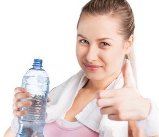 早上喝水对健康有利，每天坚持早起喝水的人，这5大好处少不了