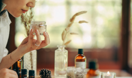 放松精油推荐｜八款帮助正念减压的精油，用花草气息安定抚慰、自我疗愈