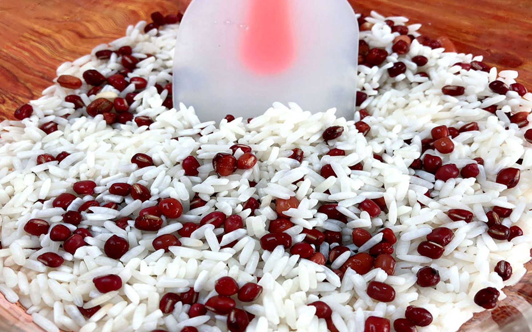 红豆米饭的功效与作用(红豆米饭：美容养颜、降脂减肥的健康选择) 