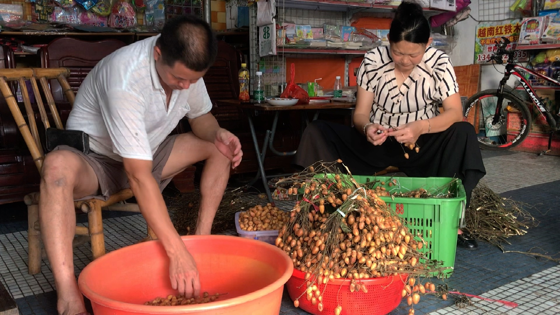 黄皮浸酒有什么功效(黄皮浸酒功效大揭秘，让你健康又美丽)