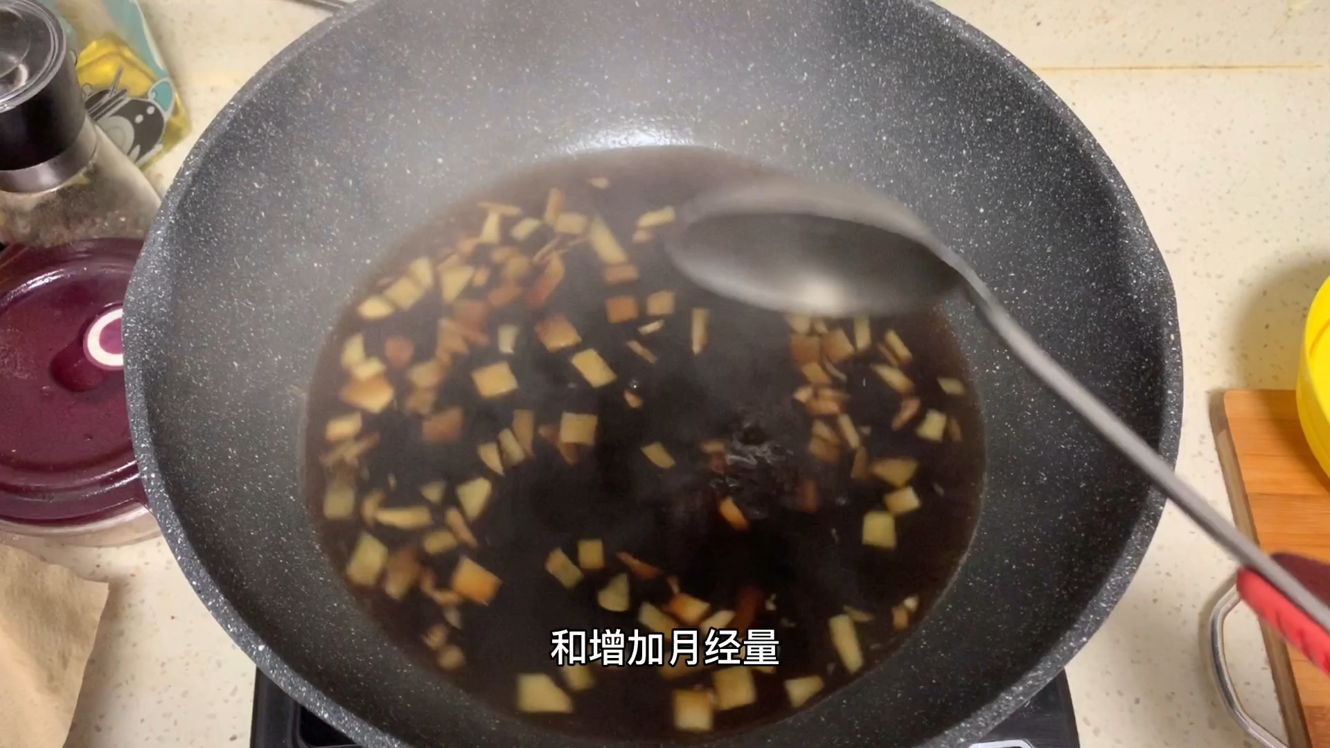 红糖煮姜汤的功效(红糖煮姜汤：暖胃驱寒，缓解疲劳)